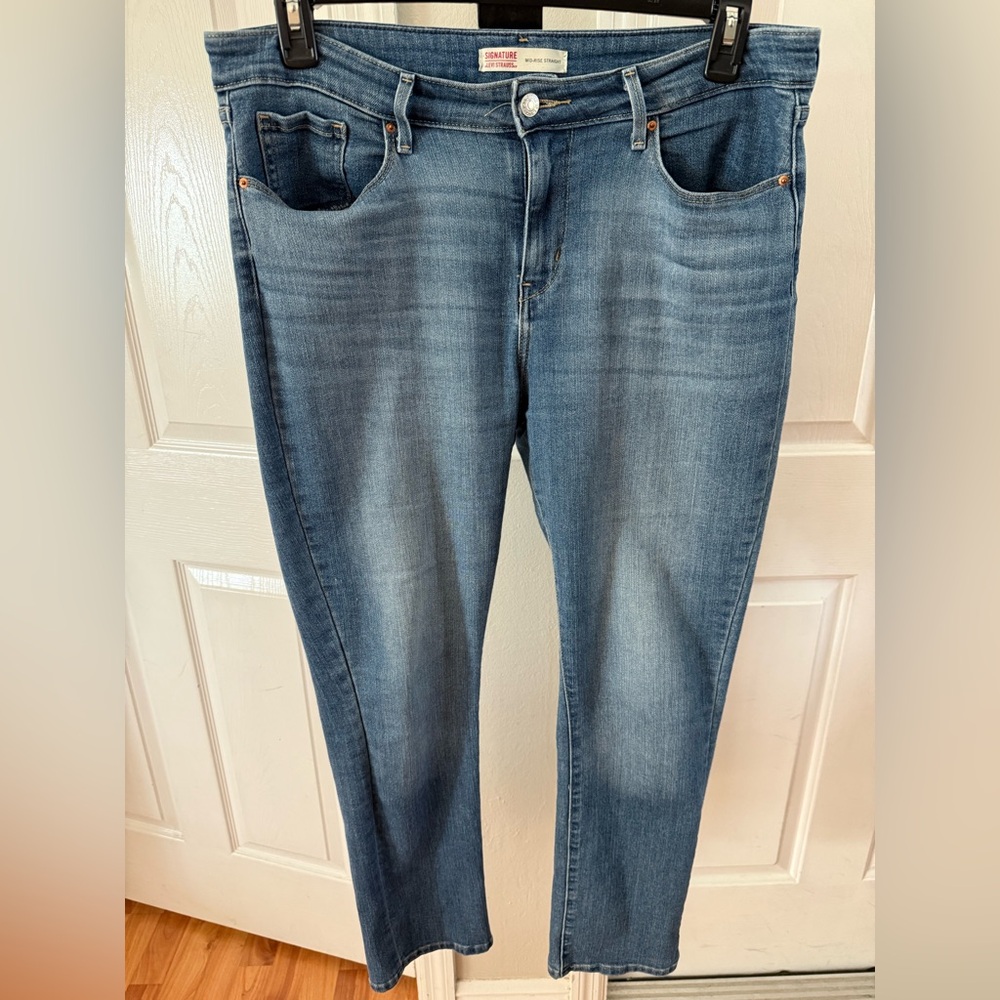 Levis Women's Mid/Rise Straight Jeans in Blue